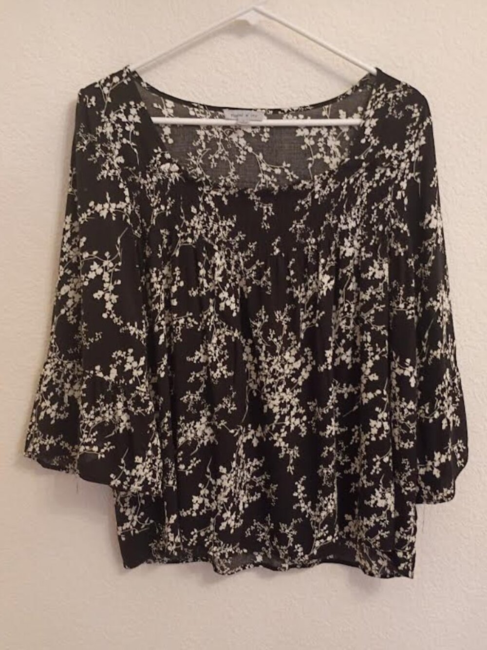 FLORAL & IVY WOMEN'S TOP BLACK FLORAL 3/4 RUFFLE SLEEVE ELASTIC SMOCKING SIZE S